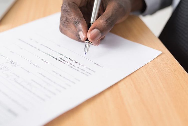 Kontrak kerja adalah perjanjian tertulis antara karyawan dan pemberi kerja. Sumber Unsplash