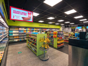 Toserba dimanapun cenderung sama modelnya. Sangat sedikit inovasi dan pengembangan yang hadir