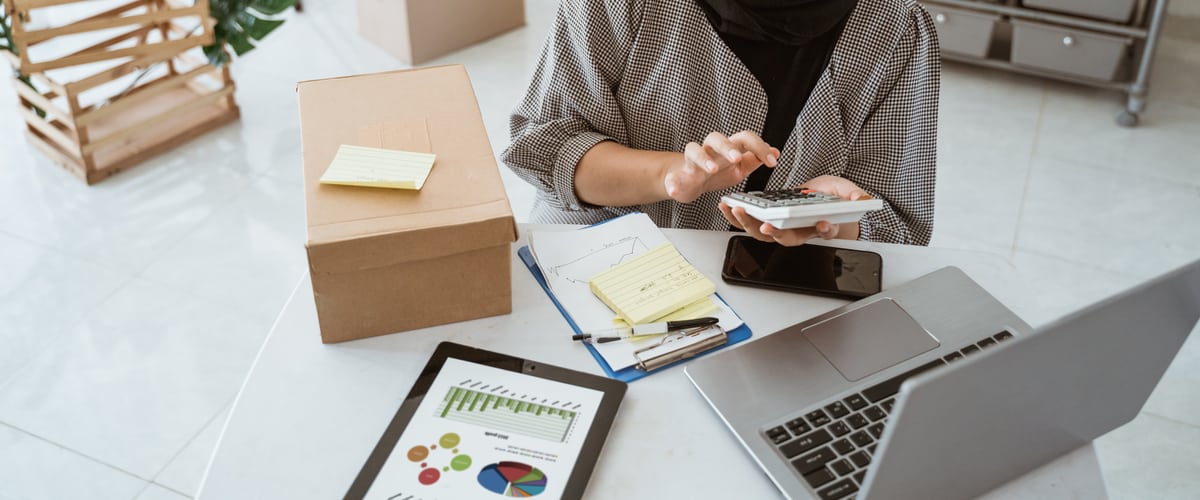 Meemanfaatkan situs web untuk membantu menjadi dropshipper handal. Sumber Istock