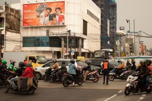 Pasang banner di lokasi strategis, Sumber: pexels.com