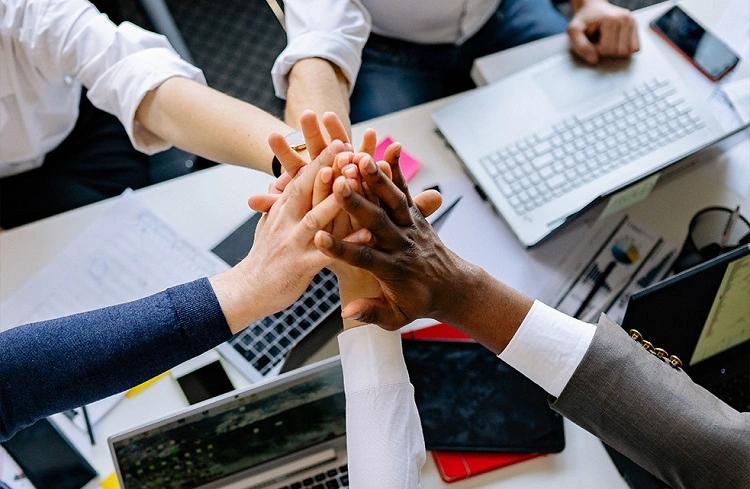 Menciptakan lingkungan kerja yang positif, Sumber: bidvestprestige.co.za